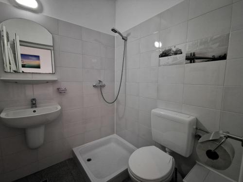 南埃福列Vila Tropicana的白色的浴室设有卫生间和水槽。