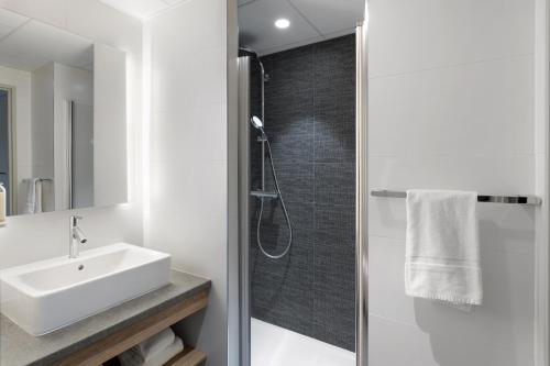科提尼BEST WESTERN HOTEL DIJON QUETIGNY的白色的浴室设有水槽和淋浴。