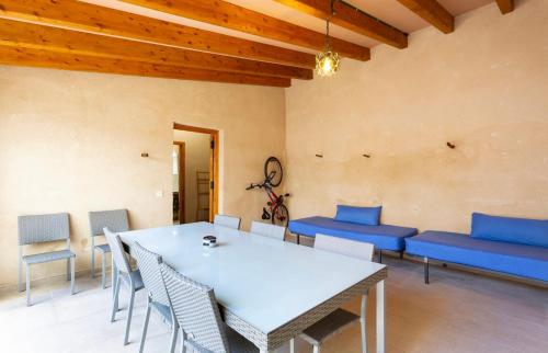 埃尔阿雷纳尔ALMAHOME的一间配备有白色桌子和蓝色椅子的用餐室