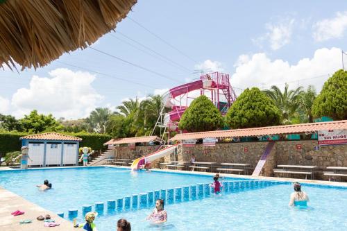 Camino Mexicano Hotel & Resort内部或周边的泳池