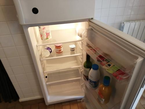 昂迪伊appartement type f2 proche PARIS 25 KM的装满食物和饮料的开放式冰箱