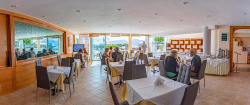 阿基欧斯尼古拉斯Faedra Beach的餐馆里有人坐在桌子旁