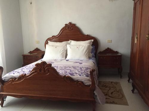 罗萨里奥港Mi casa的一间卧室配有木床和2个床头柜