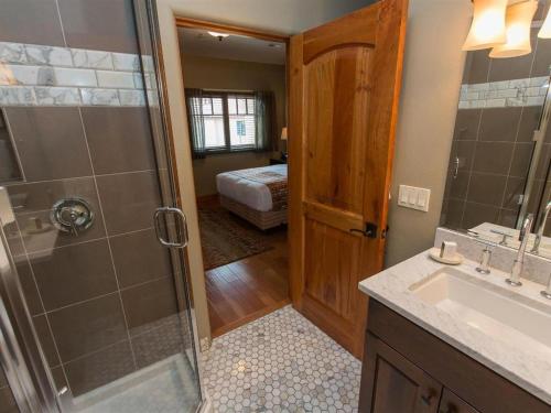 胡德里弗哥伦比亚峭壁别墅酒店的带淋浴的浴室和1间带1张床的卧室