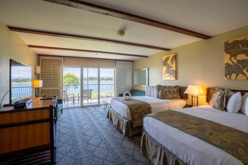 圣地亚哥使命湾达纳酒店的酒店客房设有两张床和一个阳台。