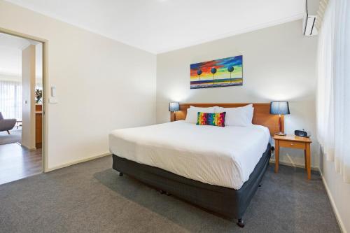 塔姆沃思塔姆沃思探索之旅酒店的一间卧室,卧室内配有一张大床