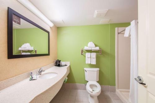 多佛尔多佛尔睡眠酒店及套房的绿色浴室设有卫生间和水槽