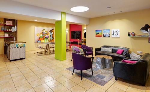 内坦亚米兹普亚姆精品酒店的客厅配有沙发、椅子和桌子
