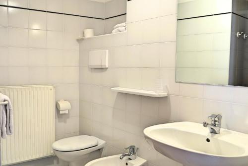 托尔博莱Casa Sandra Bertolini的白色的浴室设有水槽和卫生间。