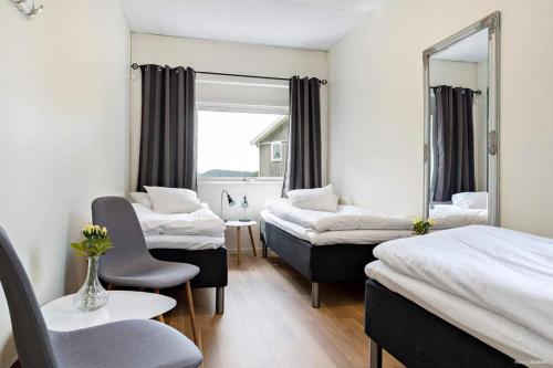 乌拉勒德阿尔科文洛基酒店的酒店客房,设有三张床和镜子