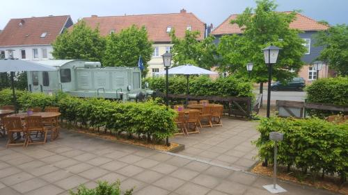 博伊岑堡Hotel Stadt Boizenburg的一座配有桌椅的庭院和一座建筑