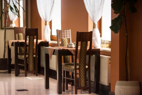 姆德尼擦文西机场酒店的窗户客房内的餐桌和椅子