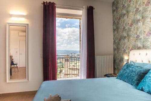 阿西西Assisi Panoramic Rooms的一间卧室设有一张床和一个大窗户