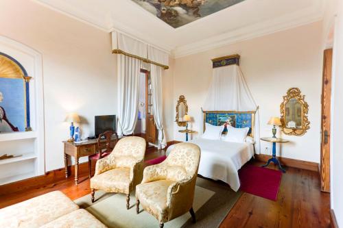 亚伊萨雅伊萨拉卡索纳酒店的一间卧室配有一张床和两把椅子