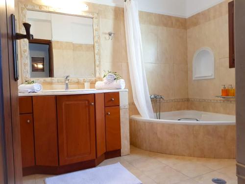 卡特瑞杜斯Sunshine house for 9, cozy set up,verandas, sea view.的带浴缸、水槽和浴缸的浴室
