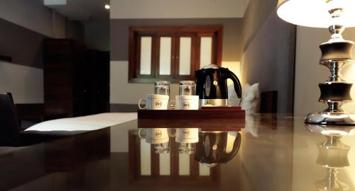 拉合尔瑞斯登西酒店的桌子上放有杯子和咖啡壶