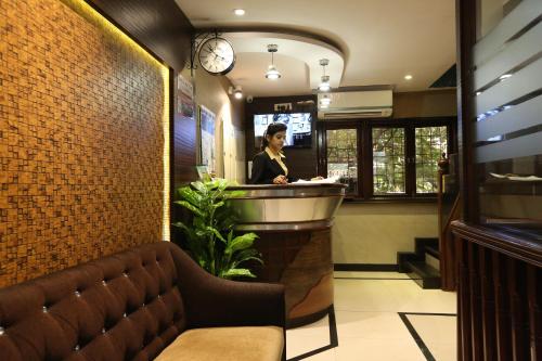 孟买快乐岛酒店的站在餐厅酒吧的女人