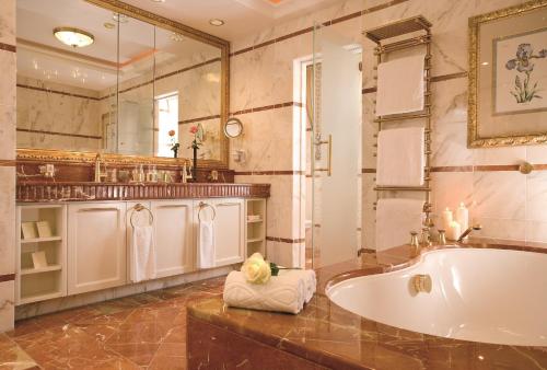 若特阿赫-埃根厄贝法赫特阿尔特霍夫海景酒店的一间带浴缸和大镜子的浴室