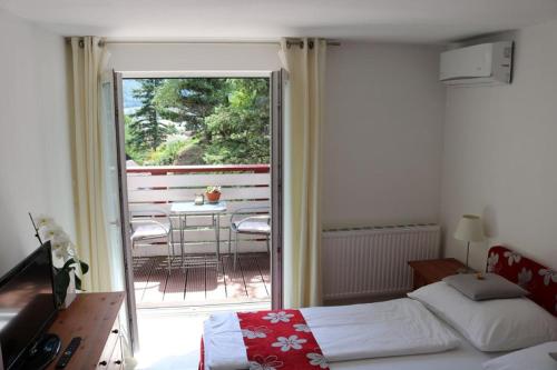 杜伦斯坦Gästezimmer Rolea的一间卧室配有一张床,阳台配有桌子