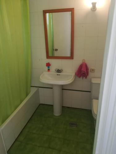 拉奥利瓦FUERTEVENTURA VISTAMAR的一间带水槽、镜子和卫生间的浴室