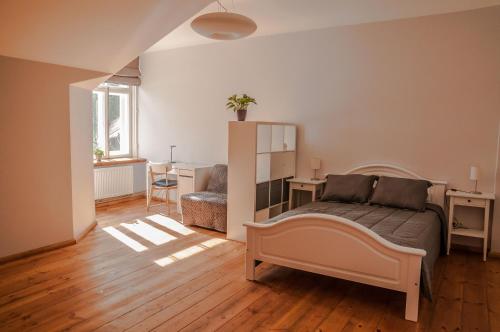 采西斯Castle Park Apartment with sunset veranda的一间卧室配有一张床和一张书桌