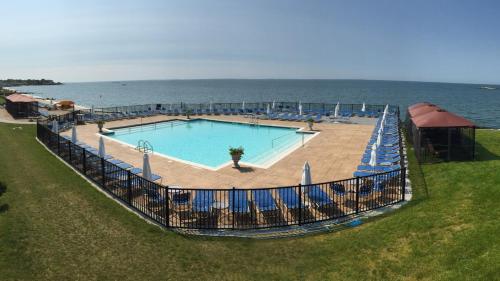 韦斯特布鲁克Waters Edge Resort and Spa TimeShare的一个带椅子的大型游泳池,并享有海景