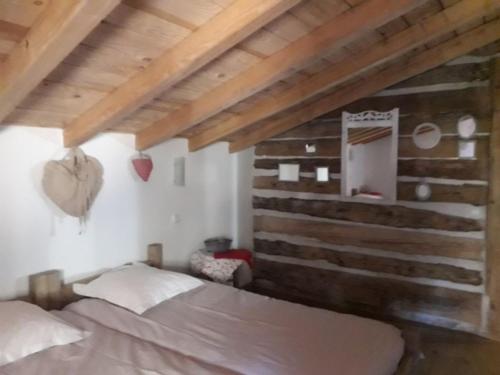 布齐耶比利牛斯2000Ker Capcir的一间卧室设有两张床和木墙