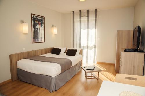 图卢兹图卢兹圣​​米歇尔拉格朗日公寓式酒店*** 的酒店客房,配有床和电视