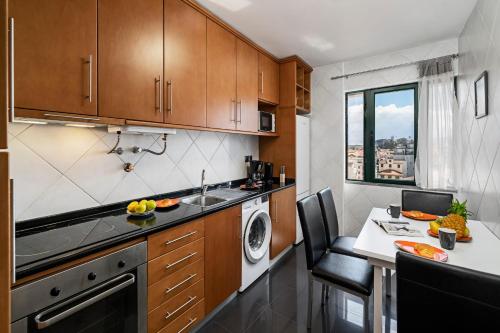 丰沙尔Luxury View Apartment Funchal的一个带水槽和洗碗机的厨房