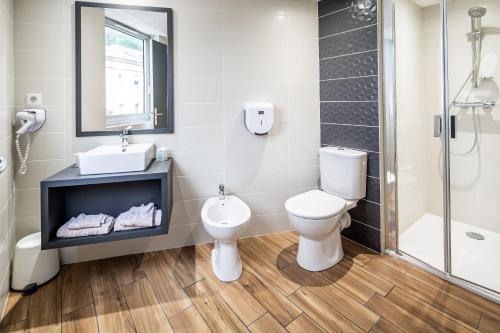 卢尔德米拉索尔酒店的浴室配有卫生间、盥洗盆和淋浴。