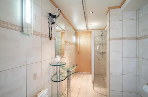 盖郎厄尔峡湾Hotel Utsikten - by Classic Norway Hotels的一间带玻璃水槽和淋浴的浴室