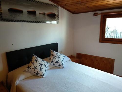 里瓦达维亚O Tipico的一间卧室配有一张带两个枕头的床