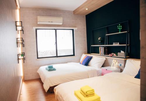 台南Chu's Home類包棟家庭房#本國旅客須先匯款的客房设有两张床和窗户。