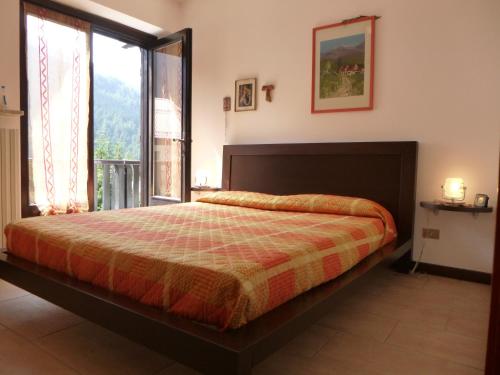 普拉吉拉托La Segheria的一间卧室设有一张床和一个大窗户