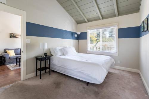 山景城Spacious, Soaring Ceilings, Near Downtown MV, GOOG的一间卧室配有一张蓝色和白色条纹的床