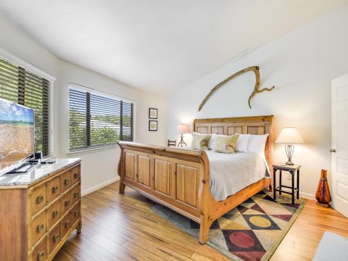莱克韦The Treehouse On Lake Travis的一间卧室设有一张大床和一个窗户。