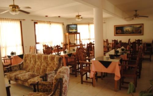 GualeguaychúHotel Tykua的带沙发和桌椅的客厅
