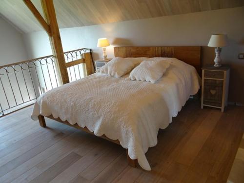 Ransberg罗斯博格哈维住宿加早餐旅馆的卧室配有一张带白色床单和枕头的大床。