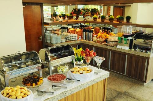 乌贝兰迪亚Savana Hotel的餐厅内供应水果和蔬菜自助餐