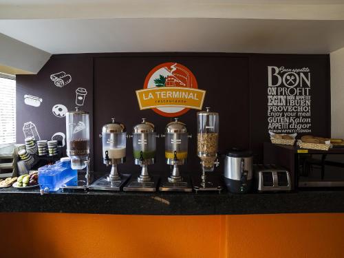 墨西哥城Hotel Via La Villa的上面有一组咖啡机的柜台