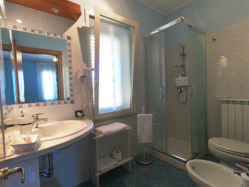 圣费尔迪南多甜蜜之家住宿加早餐酒店的一间带水槽、淋浴和卫生间的浴室