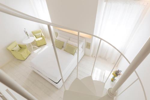 圣阿尔坎杰洛-迪罗马涅B&B Di Charme Le Contrade的享有客厅的顶部景致,配有黄色和白色家具