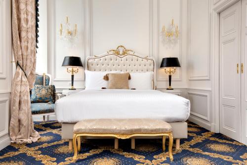 Mazières-en-GâtineAlexandra Palace - La Maison Younan的一间卧室配有一张带金色框架的白色床