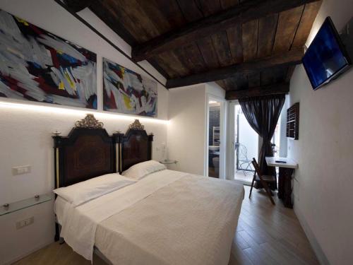 伊塞尔尼亚Residenze Portacastello的卧室配有一张白色大床和电视。