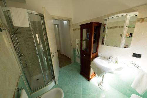 巴莱斯特拉泰Sicilia Case Vacanze的一间带水槽和淋浴的浴室