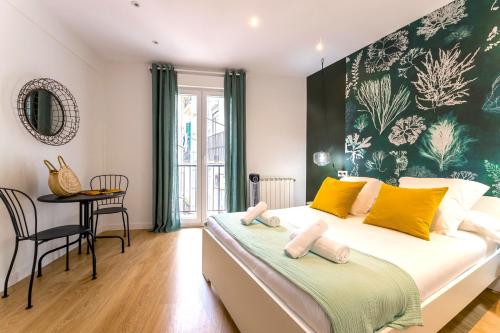 圣塞瓦斯蒂安MARINA SUITE by Sweet Home San Sebastian的一间卧室配有一张带黄色枕头的大床