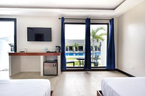邦劳OHANA, Panglao Resort.的酒店客房带两张床,能欣赏泳池景色。