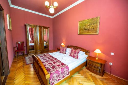 伊钦布拉哈大酒店的卧室配有一张带粉红色墙壁的大床
