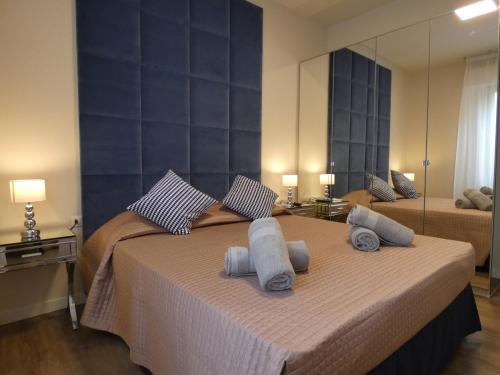马尔米堡Villa Allende的一间卧室配有一张大床和毛巾