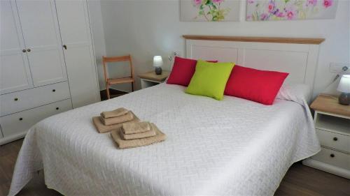 安度亚尔Viviendas con Fines Turisticos ``La Jamuga´´的一间卧室配有一张床,上面有两条毛巾